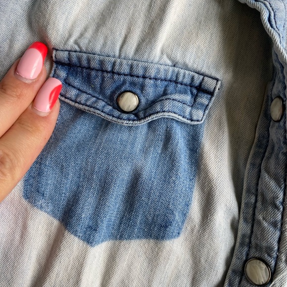 American Eagle 100% cotton pearl like button up denim shirt. Factory distressed - Picture 4 of 9